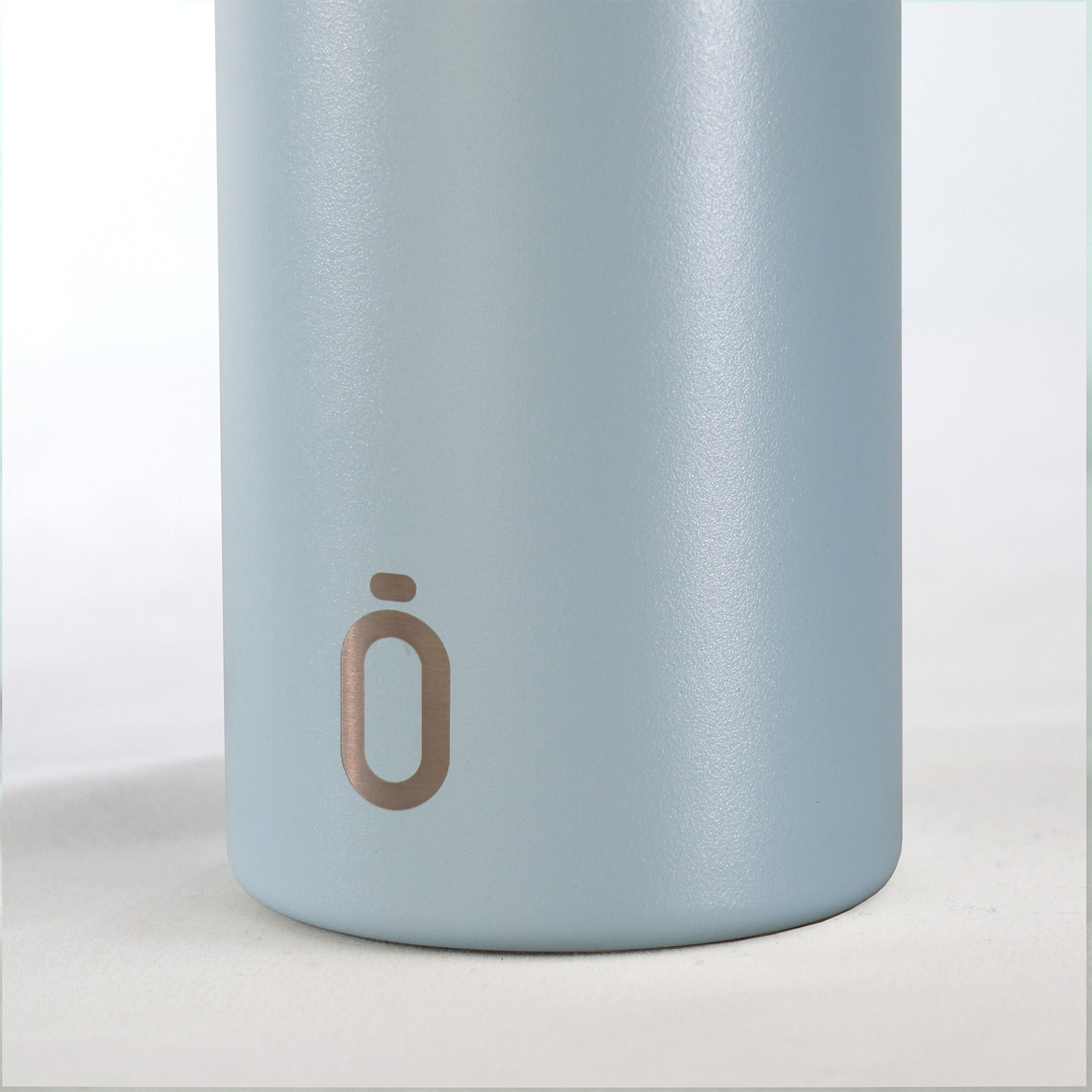 Runbott Sport - Botella Térmica Reutilizable de 0.6L con Interior Cerámico. Cielo Empolvado
