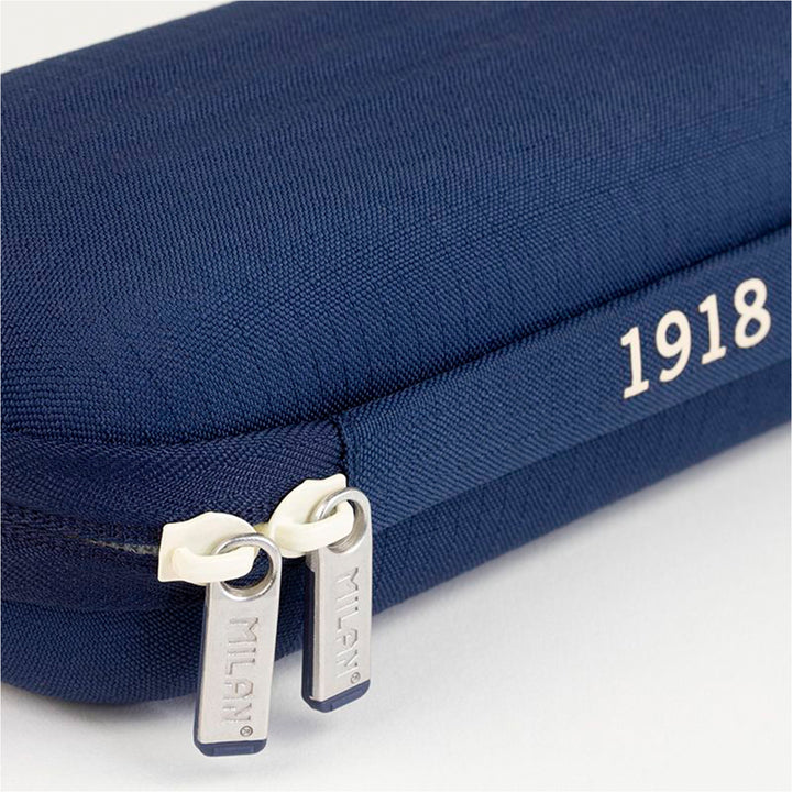 MILAN 1918 - Estuche Escolar Ovalado Semirrígido con Bolsillo Interior. Azul